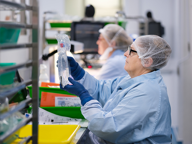 pharmaxo_compounding_staff3_800x600