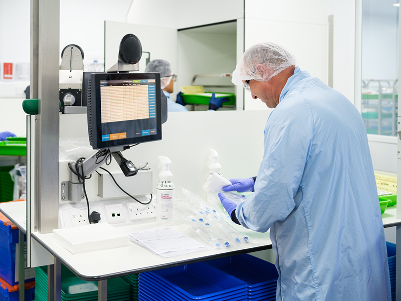 pharmaxo_compounding_staff17_800x600
