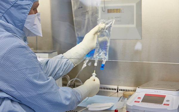 pharmaxo_compounding_staff4_600x375